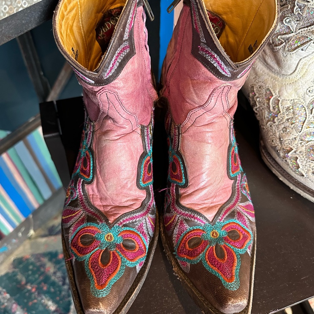 Old Gringo pink booties